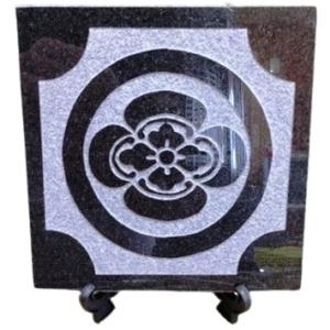 我が家の家紋　四角　黒御影石製　プラスチックスタンド