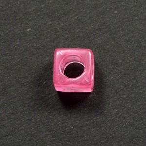 ライトピンク 白文字 アルファベットビーズ レ...の詳細画像1