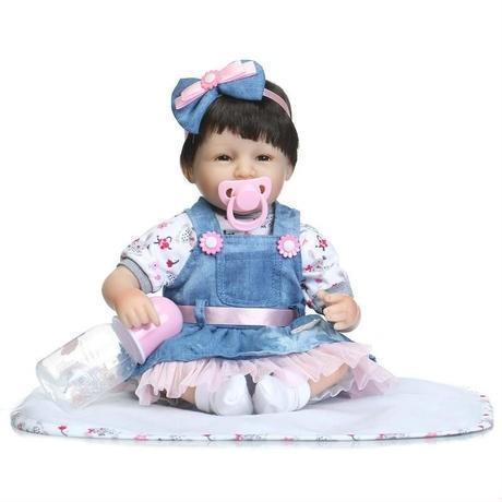 リボーンドール リアル赤ちゃん人形 かわいいベビー人形 衣装とおしゃぶり・哺乳瓶付き ダークヘアショ...