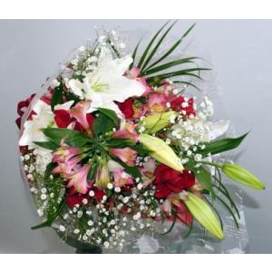 生花 花束 華やかにお祝いを　赤バラとユリ　季節の小花