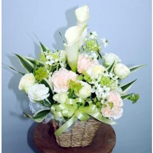 淡いアレンジ  アレンジ　お供え　カラー