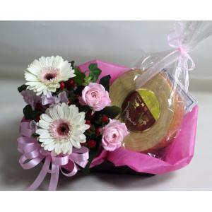 生花アレンジと長崎バウムクーヘン チョコウェハ...の詳細画像3