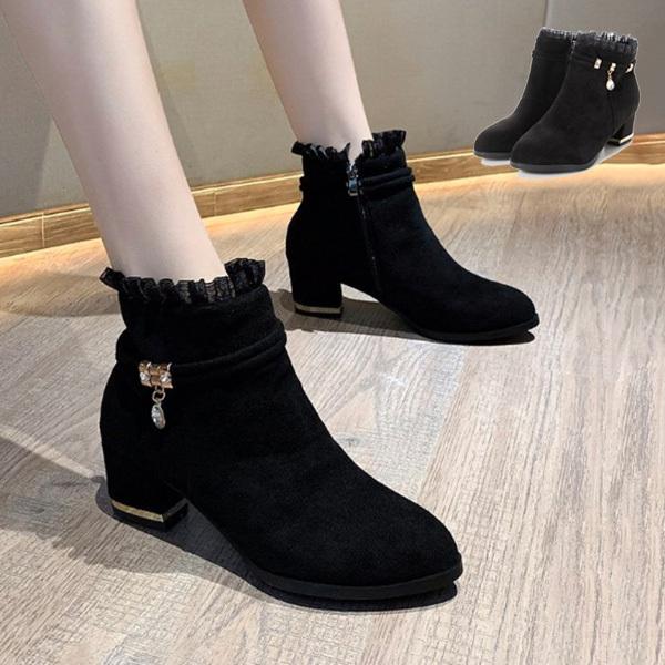 ブーツ ショート スエード フリル レース 太ヒール ビジュー チャーム付き 歩きやすい 黒 靴 シ...