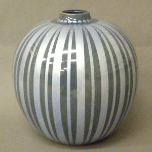 未使用 九谷焼　釉裏銀彩 楓文　花入　九谷　一於　:　飾壺　花瓶　中田一於 九谷焼「 墨地紫苑釉裏銀彩花文壺 」 中田一於 - 石川県小松市