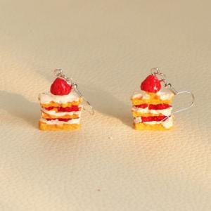 ケーキ　ミルフィーユ　イチゴケーキピアス
