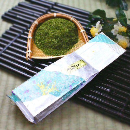 【極上粉茶】  急須で入れる上級茶葉を原料とする極上粉茶。深い味わいと美しい緑のすい色が人気です。