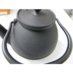 南部鉄急須　壷型筋目 0.5Ｌ a cast-iron tea pot　国産浄水竹炭5枚付｜sumi-kurasishop