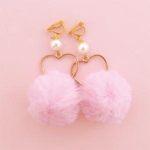 ピンク／ファーとハートフープ揺れるパール付きイヤリング サン宝石｜sunhoseki