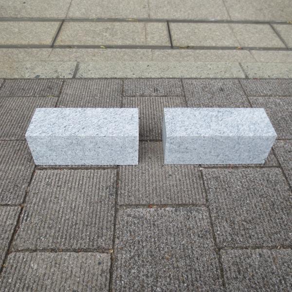 タイヤ止め 小さい 車止め“くるまどめ” ブロック スロープデザインカーストッパー 天然御影石 置く...
