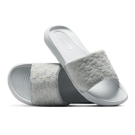 ナイキ（NIKE）（レディース）シャワーサンダル ビクトリー ワン スライド ホワイト HQ7022...