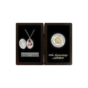 中古銀製品・指輪・アクセサリー(女性) 小笠原茉由 AKB48 10周年記念メダル＆メンバー写真入り...