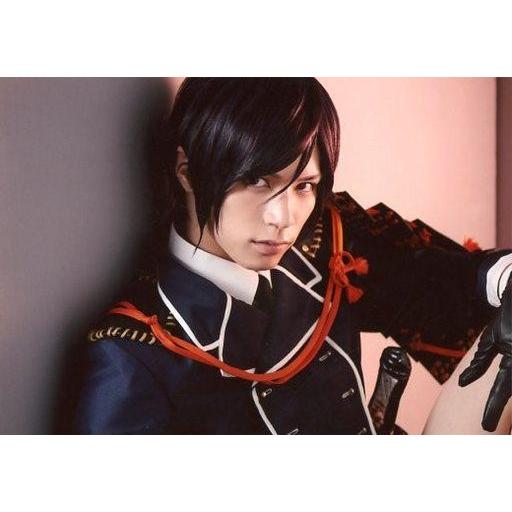 中古生写真(男性) 北村諒(薬研藤四郎)/横型・バストアップ・衣装黒・膝立て・背景ピンク・キャラクタ...