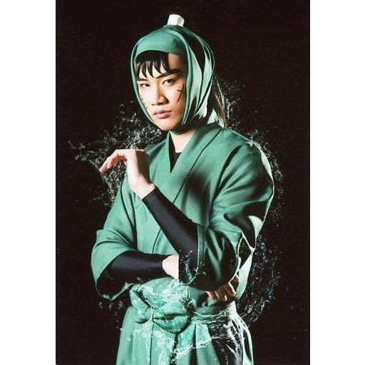 中古生写真(男性) 白柏寿大(中在家長次)/膝上・衣装緑・水滴・左手上げ・背景黒・キャラクターショッ...