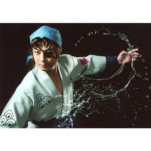 中古生写真(男性) 翁長卓(蜉蝣)/横型・上半身・衣装緑・水滴・左手上げ・背景黒・キャラクターショッ...