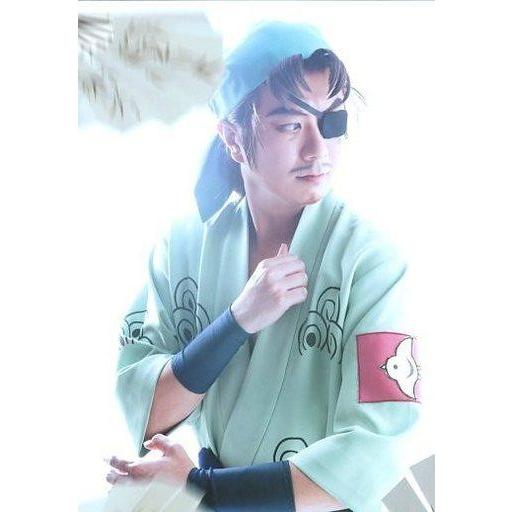 中古生写真(男性) 翁長卓(蜉蝣)/上半身・衣装緑・扇・視線右・背景白・キャラクターショット/「ミュ...