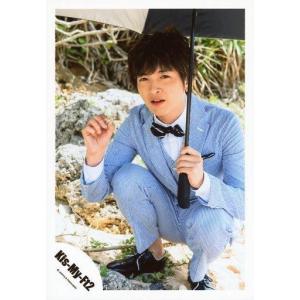 中古生写真(ジャニーズ) Kis-My-Ft2/玉森裕太/全身・しゃがみ・衣装白・青・黒・右手貝・左手傘/「16夏 パンフ＆グッズ撮影」/公式生写真