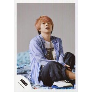 中古生写真(ジャニーズ) NEWS/増田貴久/全身・座り・衣装青・白・グレー・口開け・顔上げ・右向き・背景グレー/『恋を知らない君へ』PV＆ジャケ