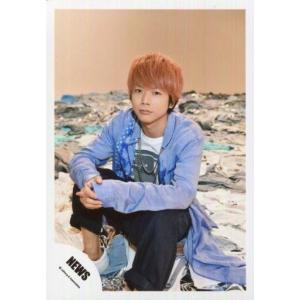 中古生写真(ジャニーズ) NEWS/増田貴久/全身・座り・衣装青・白・グレー・左向き・両手組み・口閉じ・左向き・背景ベージュ/『恋を知らない君へ
