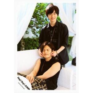 中古生写真(ジャニーズ) Hey! Say! JUMP/知念侑李・岡本圭人/膝上・衣装黒・岡本座り・両目閉じ・知念両手岡本頬・木・ソフ
