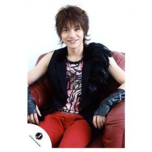 中古生写真(ジャニーズ) B.A.D./中間淳太/膝上・座り・衣装黒ベスト・赤ボトムス・羽根飾り・両手黒グローブ・赤ソファー/公式生写真