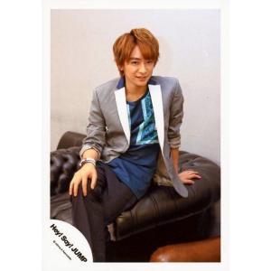 中古生写真(ジャニーズ) Hey! Say! JUMP/知念侑李/膝上・座り・衣装グレー・白・青・足組み・顔右向き・ソファ黒・背景白/アルバム