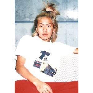 中古生写真(ジャニーズ) V6/森田剛/膝上・座り・Tシャツ白・赤・右手前・左手ソファ背もたれ・体右向き/ジャニーズファミリークラブ生写真