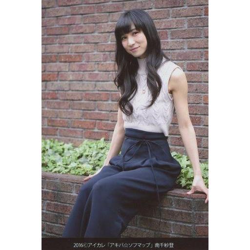 中古生写真(女性) アイドルカレッジ/南千紗登/膝上・座り・衣装白・黒・両手花壇・背景レンガ/201...