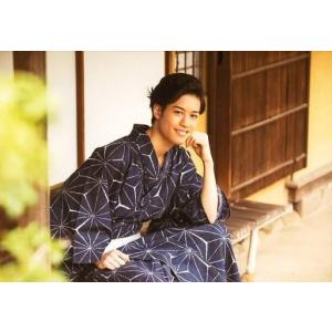 中古生写真(男性) 石田隼(大石秀一郎)/横型・膝上・座り・浴衣黒・帯白・右手グー太股・左手頬・体右向き・縁側・私服ショット/ミ