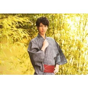 中古生写真(男性) 井阪郁巳(忍足侑士)/横型・膝上・浴衣グレー・帯赤・右手胸元・左手腰・体右向き・笹・私服ショット/ミュージカ