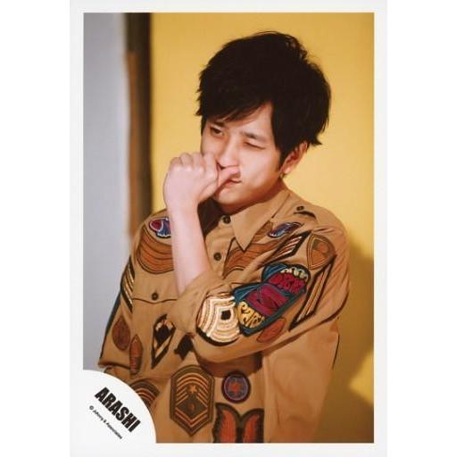 中古生写真(ジャニーズ) 嵐/二宮和也/上半身・衣装茶・左手親指鼻・左目閉じ・首傾げ・体左向き・背景...