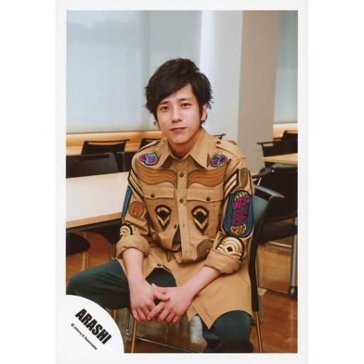 中古生写真(ジャニーズ) 嵐/二宮和也/膝上・座り・衣装茶・両手重ね・体左向き・顔正面・テーブル・椅...
