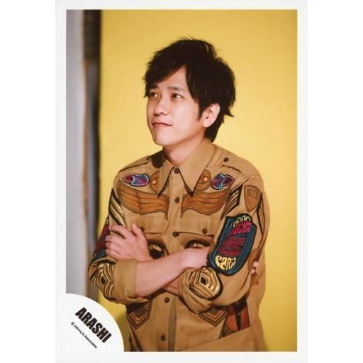 中古生写真(ジャニーズ) 嵐/二宮和也/上半身・衣装茶・腕組み・体左向き・目線左上・背景黄/「Are...