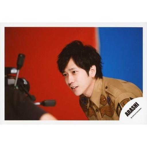 中古生写真(ジャニーズ) 嵐/二宮和也/横型・バストアップ・衣装茶・前屈み・体左向き・カメラ覗き・背...