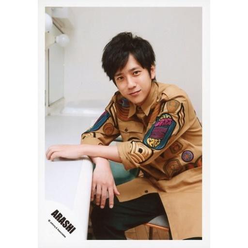 中古生写真(ジャニーズ) 嵐/二宮和也/膝上・座り・衣装茶・腕交差・左手テーブル・前のめり・鏡・背景...