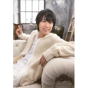 中古生写真(ジャニーズ) 関ジャニ∞/渋谷すばる/上半身・白シャツ・ソファー座り・右手ピース/関ジャニ’sエイターテイメント オリジナル