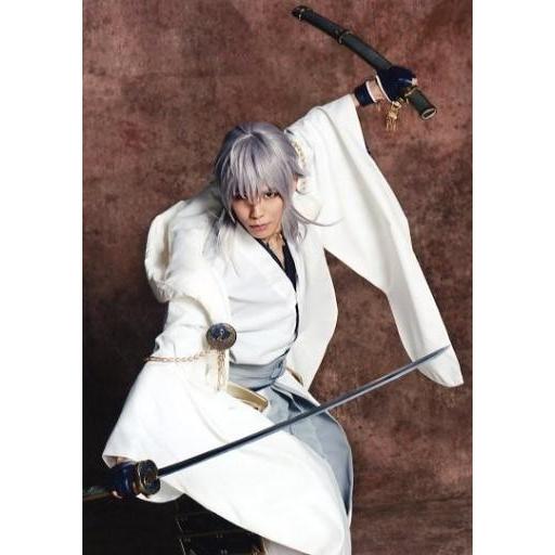 中古生写真(男性) 健人(鶴丸国永)/全身・衣装白・武器・背景茶・キャラクターショット/舞台「『刀剣...