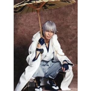 中古生写真(男性) 健人(鶴丸国永)/全身・衣装白・傘・背景茶・キャラクターショット/舞台「『刀剣乱舞』虚伝 燃ゆる本能寺」トレーディン