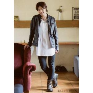 中古生写真(男性) 北乃颯希(向日岳人)/全身・衣装黒・白・右手ソファ・右足曲げ・私服ショット/ミュージカル『テニスの王子様』3rdシーズ