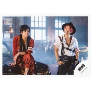 中古生写真(ジャニーズ) NEWS/加藤シゲアキ・増田貴久/横型・衣装赤・白・帽子・加藤車座り・増田両手ポケット/「EMMA」PV＆ジャケ写撮影オフシ