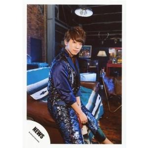 中古生写真(ジャニーズ) NEWS/小山慶一郎/膝上・座り・衣装青・体右向き・両手下・ソファ茶/「EMMA」PV＆ジャケ写撮影オフショット/公式生写真