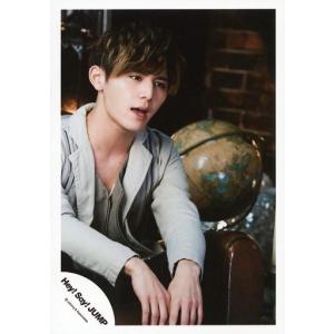 中古生写真(ジャニーズ) Hey! Say! JUMP/山田涼介/膝上・座り・衣装グレーベージュ・両手前・体右向き・口開き・ソフ