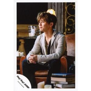 中古生写真(ジャニーズ) Hey! Say! JUMP/山田涼介/膝上・座り・衣装グレーベージュ・両手重ね・体左向き・目線左上・
