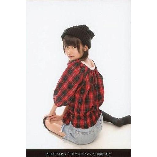 中古生写真(女性) アイドルカレッジ/岡崎いちご/全身・座り・振り返り・衣装赤 黒・チェック柄・帽子...