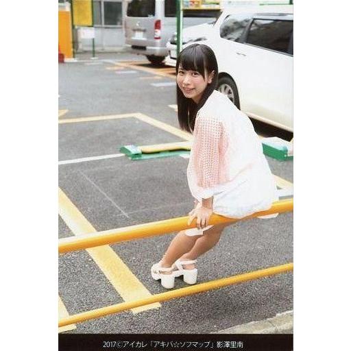 中古生写真(女性) アイドルカレッジ/影澤里南/全身・座り・振り返り・衣装白 ピンク・背景屋外 駐車...