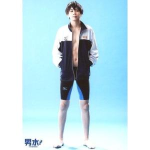 中古生写真(男性) 齊藤教兵(市村真幸)/全身・ジャージ・水着・両手ポケット・背景水色・キャラクターショット/舞台「男水!」トレーディングブロ