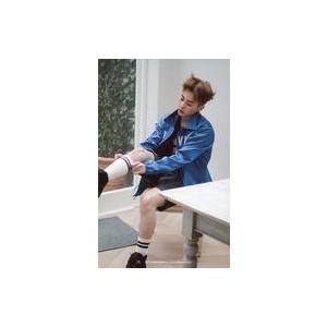 中古生写真(男性) EXO/XIUMIN(シウミン)/全身・椅子座り・衣装青・黒黄・両手靴下・目線下...