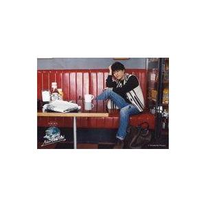 中古生写真(男性) 入野自由/横型・全身・座り・右手頭・ソファ赤/Kiramune Presents