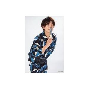 中古生写真(男性) 上仁樹/膝上・浴衣水色・黒・右手扇子・口元・背景白/ツキプロ文化祭「死にかけ男が転生目指して芸能界で頑張ります!〜しにて