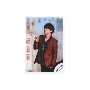 中古生写真(ジャニーズ) KAT-TUN/亀梨和也/膝上・衣装赤黒・右手サングラス/「KAT-TUN...