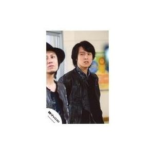 中古生写真(ジャニーズ) 関ジャニ∞/丸山隆平/上半身・衣装黒・スカーフ・体右向き・目線左・左端に渋谷すばる/公式生写真
